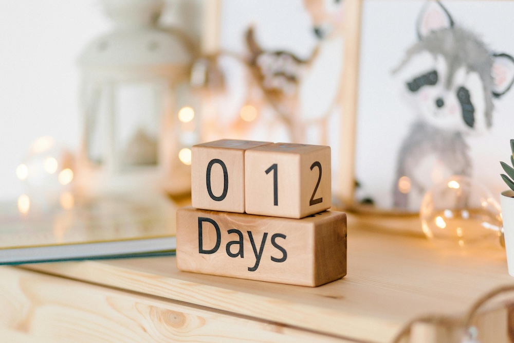 A desk with wooden blocks showing a number, symbolizing the growing number of sobriety days in porn addiction recovery. This image represents the daily progress and commitment on the journey to overcoming compulsive behavior.