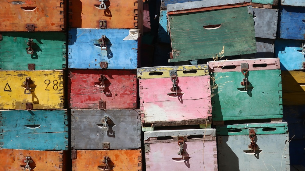 A minimalist image of separate wooden boxes representing the psychological defense mechanism of splitting in sexual addiction.